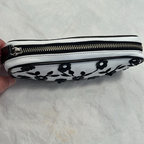 Isabella Fiore Flowers Cosmetic Case - Picture 8 of 15